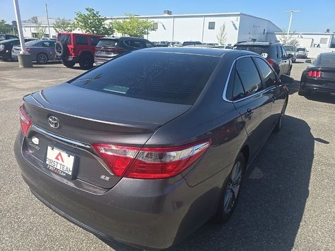 Used 2017 Toyota Camry SE image 5