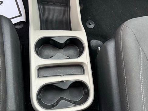 Used 2023 Chrysler Voyager LX image 25