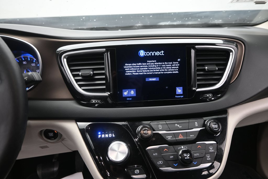 Used 2017 Chrysler Pacifica Touring-L Plus FWD image 25