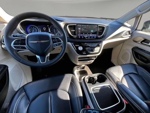 Used 2023 Chrysler Pacifica Touring-L FWD image 10