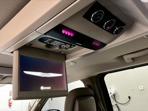 Used 2016 Chrysler Town & Country Touring-L image 10