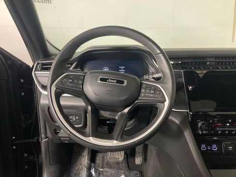 Used 2024 Jeep Grand Cherokee Altitude image 8