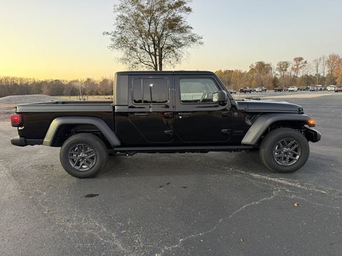 New 2026 Jeep Gladiator Sport AWD/4WD image 6