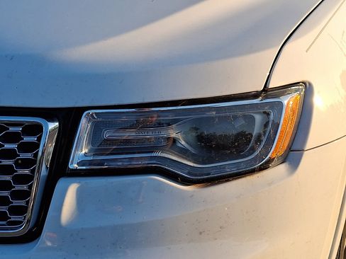 Used 2019 Jeep Grand Cherokee Overland AWD/4WD image 9