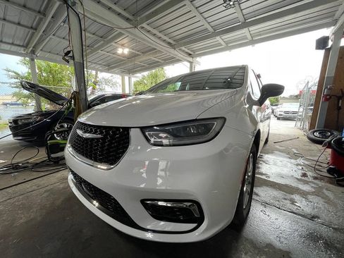 Used 2025 Chrysler Pacifica Select FWD image 3
