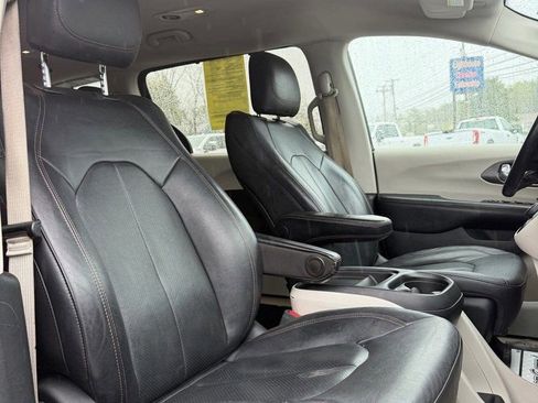 Used 2020 Chrysler Pacifica Touring-L FWD image 14