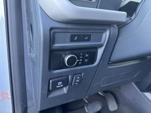 Used 2024 Ford Expedition XLT image 3