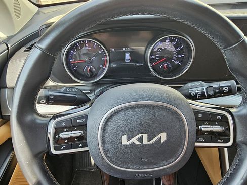 Used 2022 Kia Carnival LX FWD image 19