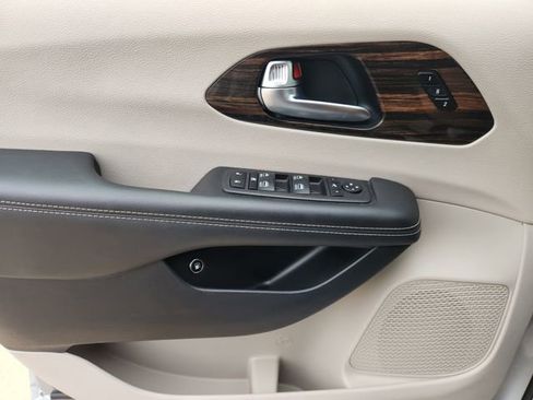 Used 2023 Chrysler Pacifica Limited FWD image 25