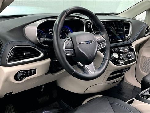 Used 2021 Chrysler Pacifica Touring-L w/ Uconnect Theater Family Group image 12
