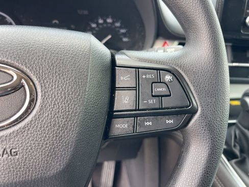 Used 2025 Toyota Sienna LE w/ LE Plus Package image 19