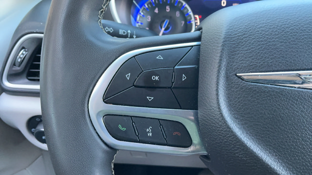 Used 2024 Chrysler Pacifica Touring-L FWD image 11
