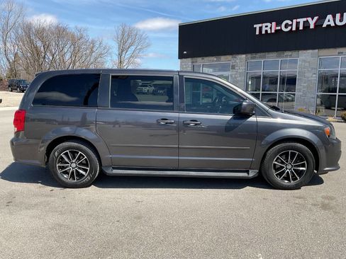 Used 2016 Dodge Grand Caravan SXT image 9