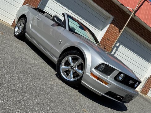 Used 2009 Ford Mustang GT RWD image 31