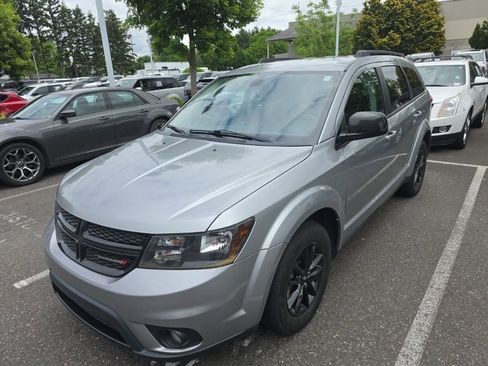 Used 2019 Dodge Journey SE w/ Connectivity Group FWD image 2