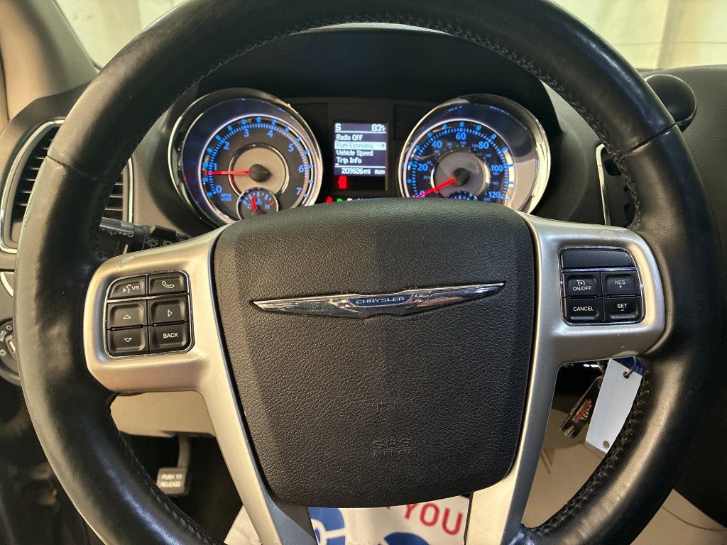 Used 2014 Chrysler Town & Country Touring w/ Driver Convenience Group FWD image 12