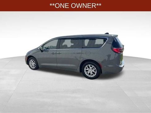 Used 2023 Chrysler Pacifica Touring-L FWD image 4