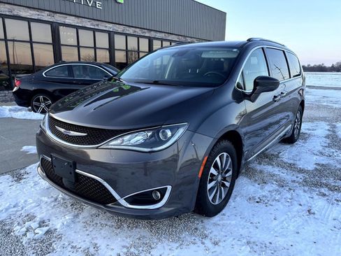 Used 2020 Chrysler Pacifica Touring-L Plus image 2