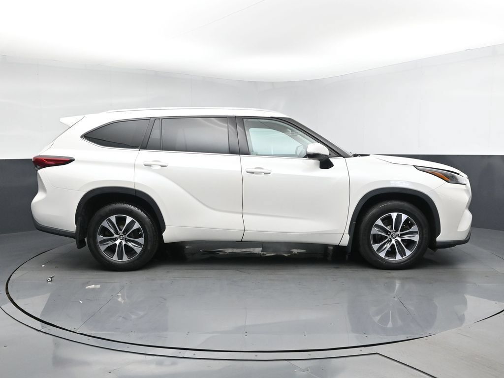 Used 2021 Toyota Highlander XLE AWD/4WD image 3