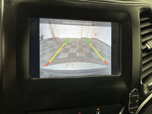 Used 2021 Jeep Cherokee Latitude Plus FWD image 5