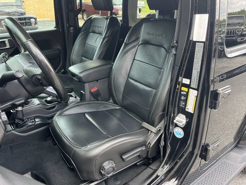 Used 2022 Jeep Wrangler Unlimited Sahara w/ LED Lighting Group AWD/4WD image 17