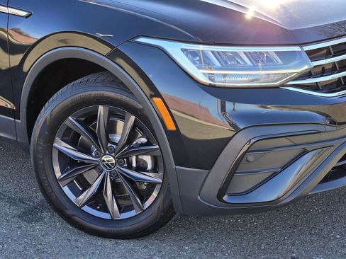 Used 2022 Volkswagen Tiguan SE w/ Panoramic Sunroof Package image 9