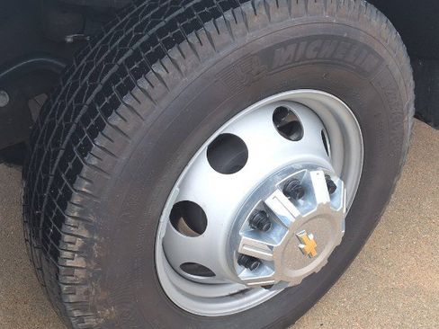 Used 2025 Chevrolet Silverado 3500 W/T image 18