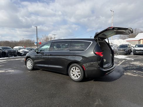 Used 2023 Chrysler Pacifica Touring-L image 31