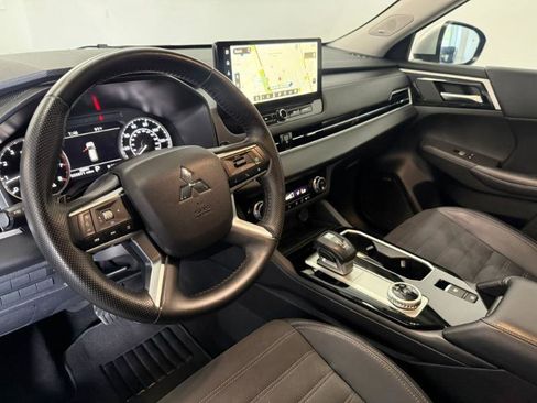 Used 2025 Mitsubishi Outlander SE FWD image 12