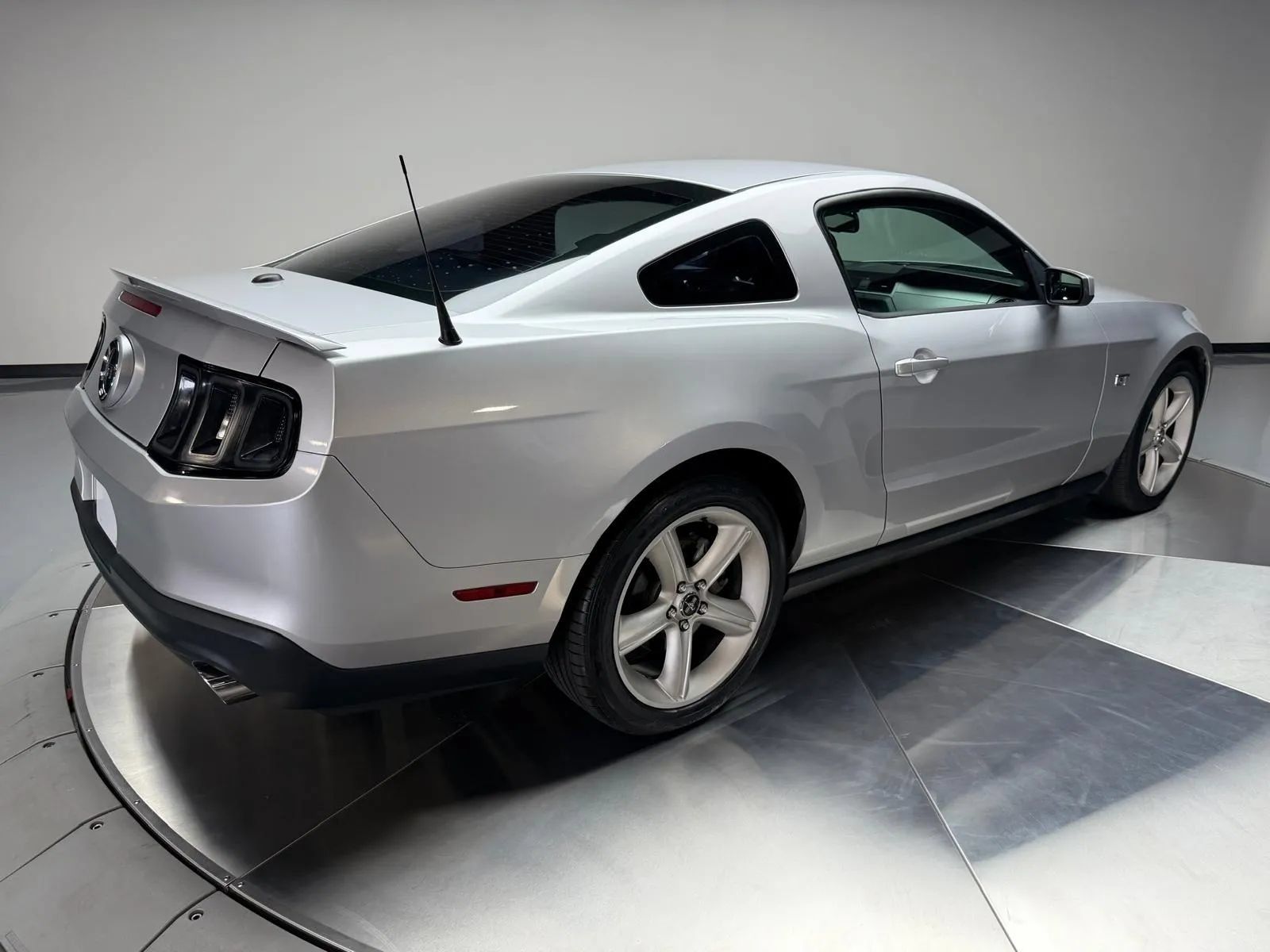 Used 2010 Ford Mustang GT RWD image 2