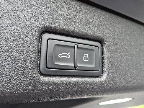 Used 2025 Audi Q5 Premium w/ Convenience Package AWD/4WD image 30