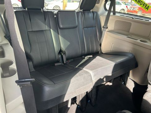 Used 2015 Chrysler Town & Country Touring-L w/ Driver Convenience Group image 13
