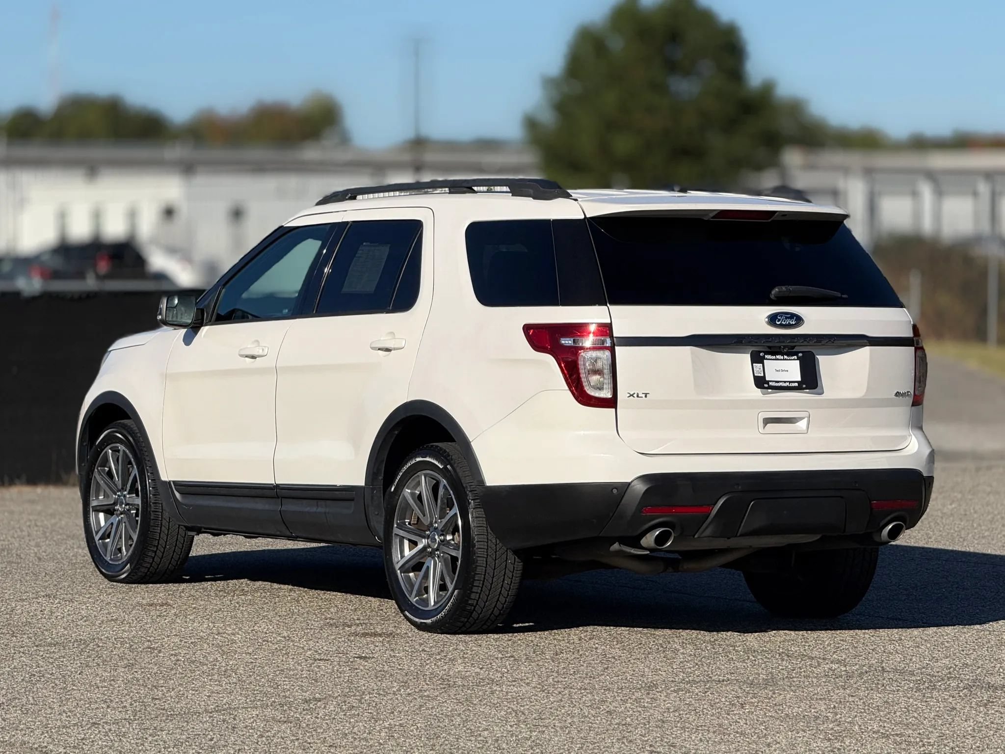 Used 2015 Ford Explorer XLT w/ Equipment Group 202B AWD/4WD image 10