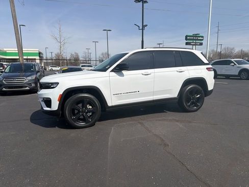 Used 2023 Jeep Grand Cherokee Limited w/ Black Appearance Package image 11