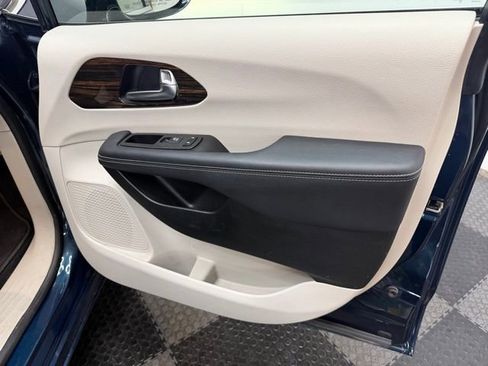 Used 2023 Chrysler Pacifica Limited image 28