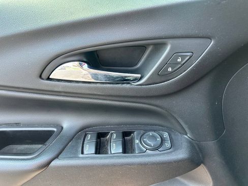 Used 2018 Chevrolet Equinox LT FWD image 15