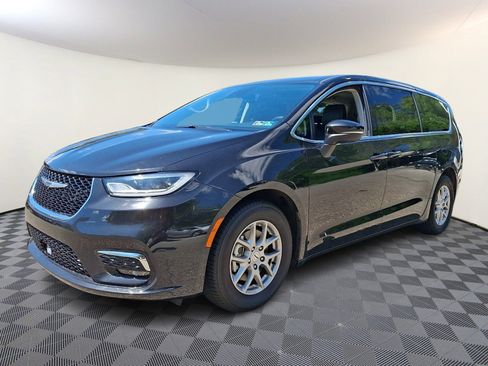Used 2023 Chrysler Pacifica Touring-L FWD image 3