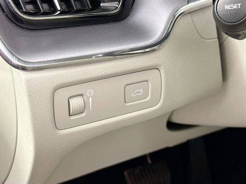 Used 2020 Volvo XC60 T6 Momentum w/ Protection Package Premier image 11