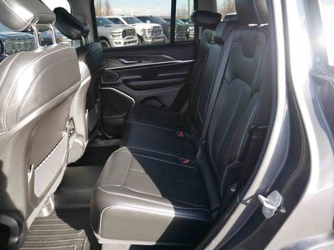 Used 2023 Jeep Grand Cherokee Limited w/ Black Appearance Package image 14