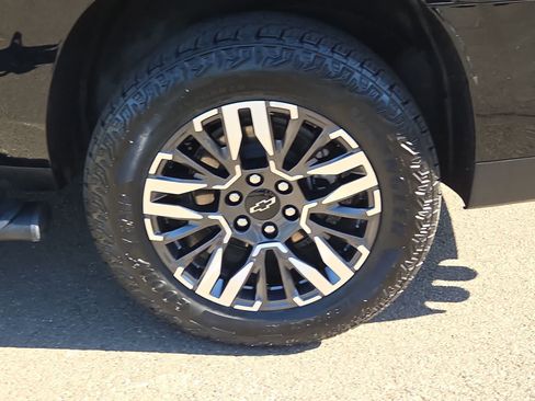 Used 2025 Chevrolet Suburban Z71 AWD/4WD image 16