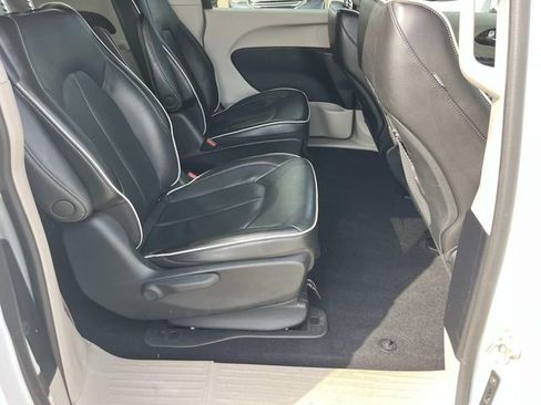 Used 2022 Chrysler Pacifica Limited FWD image 21