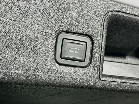 Used 2024 GMC Terrain SLT FWD image 27