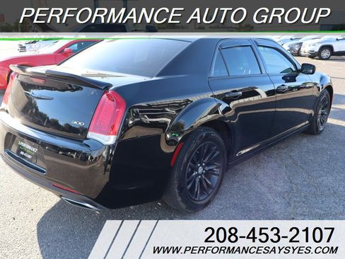 Used 2018 Chrysler 300 Touring L RWD image 7