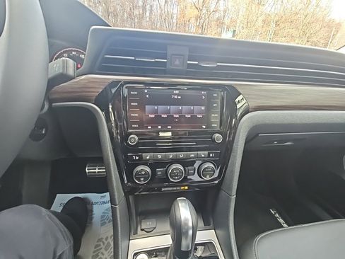 Used 2022 Volkswagen Passat 2.0T image 9