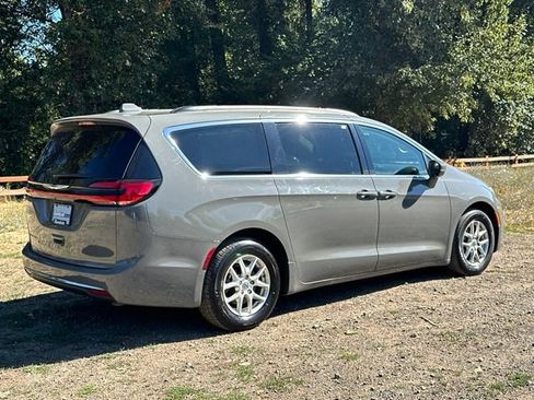 Used 2022 Chrysler Pacifica Touring-L FWD image 9
