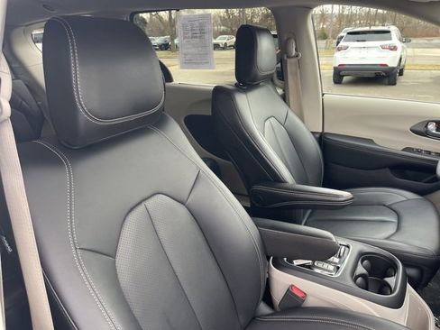 Used 2024 Chrysler Pacifica Touring-L image 33