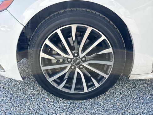 Used 2017 Lincoln Continental Select image 28