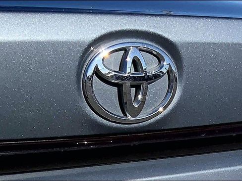 Used 2022 Toyota Corolla LE image 9