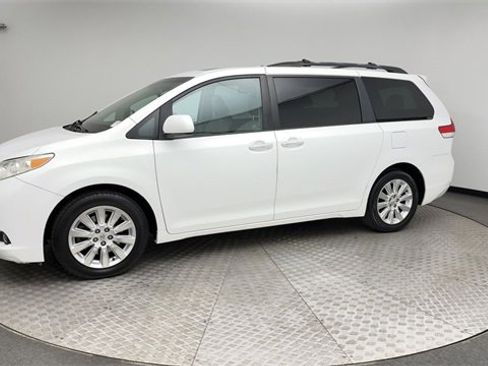 Used 2011 Toyota Sienna XLE w/ Premium Pkg image 6