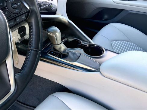 Used 2020 Toyota Camry SE image 16